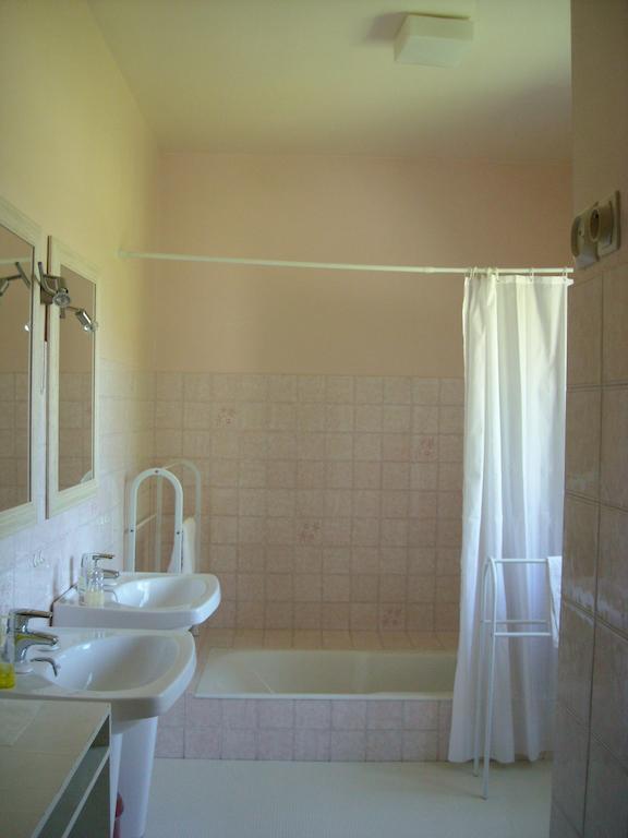 La Tour Des Laudes Bed and Breakfast Breuil-Barret Buitenkant foto