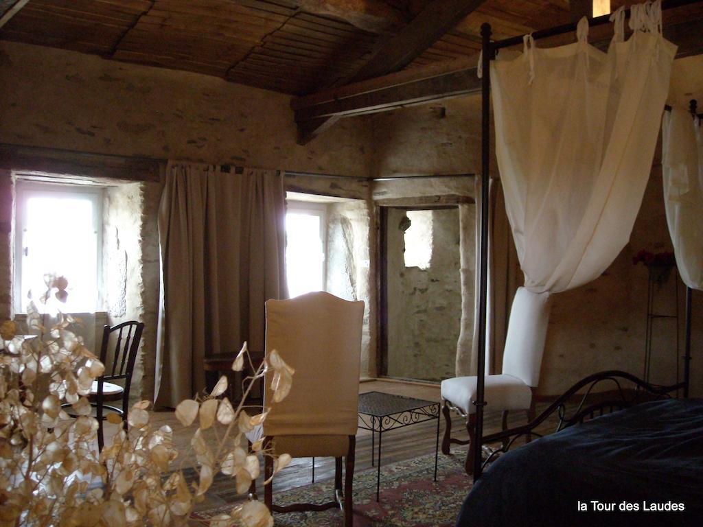 La Tour Des Laudes Bed and Breakfast Breuil-Barret Buitenkant foto
