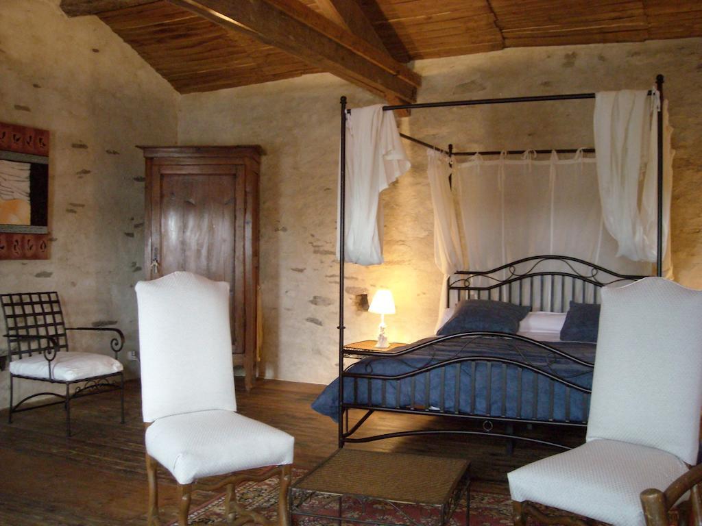 La Tour Des Laudes Bed and Breakfast Breuil-Barret Buitenkant foto