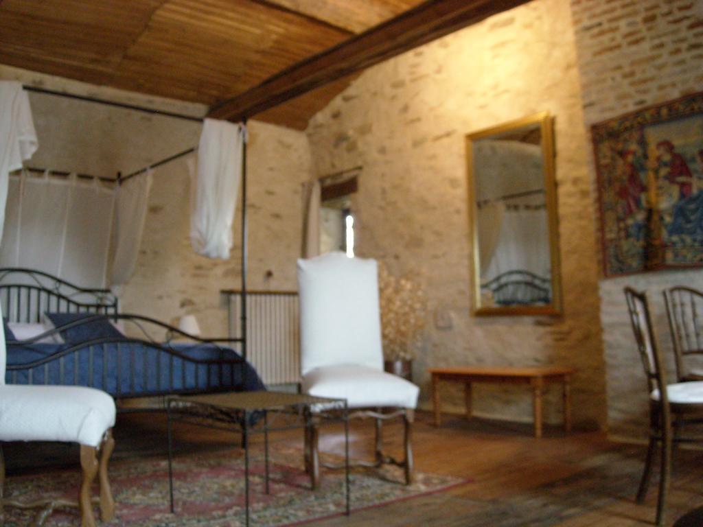 La Tour Des Laudes Bed and Breakfast Breuil-Barret Kamer foto