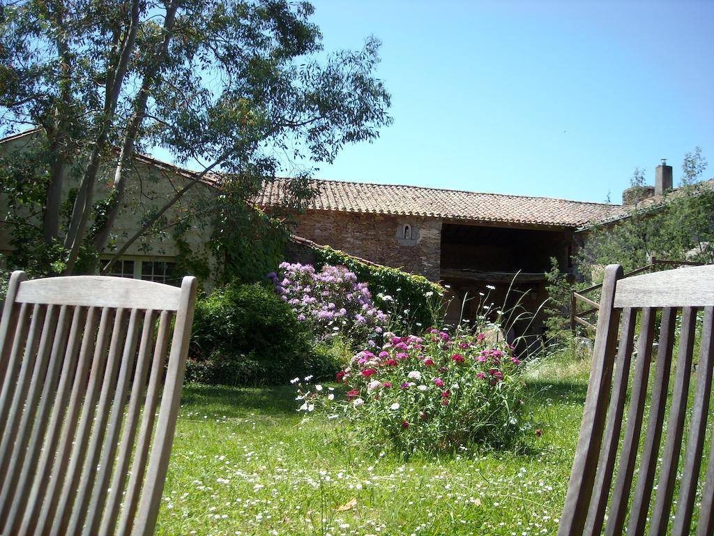 La Tour Des Laudes Bed and Breakfast Breuil-Barret Buitenkant foto