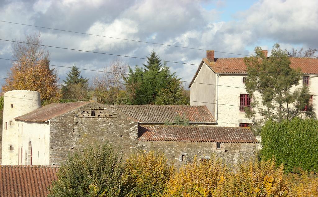 La Tour Des Laudes Bed and Breakfast Breuil-Barret Buitenkant foto