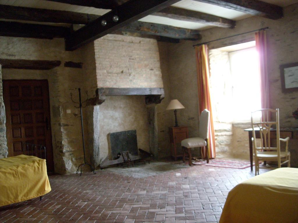La Tour Des Laudes Bed and Breakfast Breuil-Barret Kamer foto