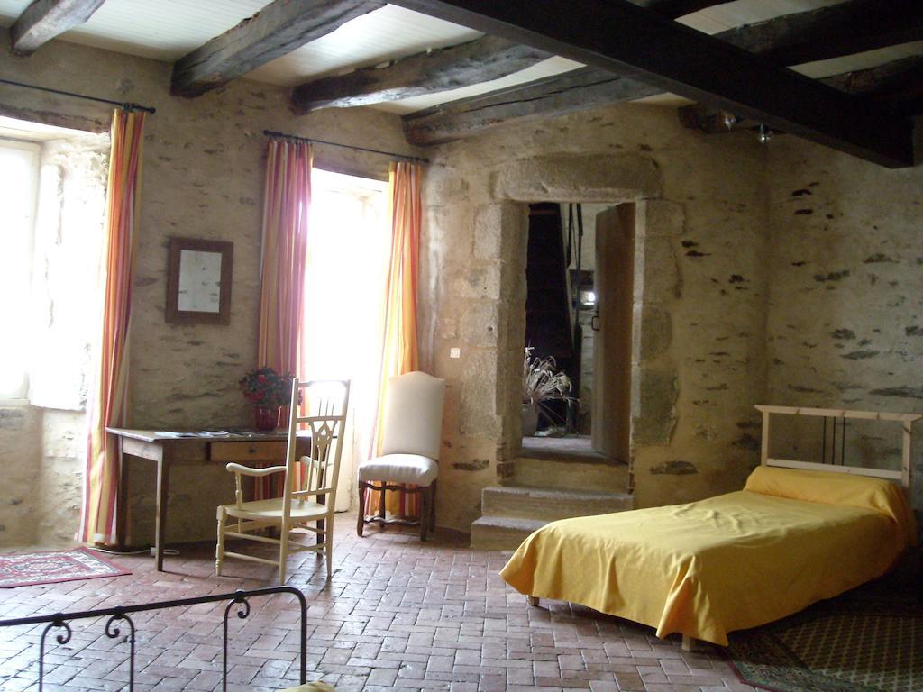 La Tour Des Laudes Bed and Breakfast Breuil-Barret Kamer foto