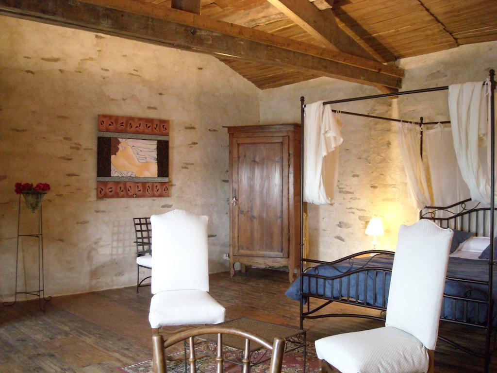 La Tour Des Laudes Bed and Breakfast Breuil-Barret Kamer foto