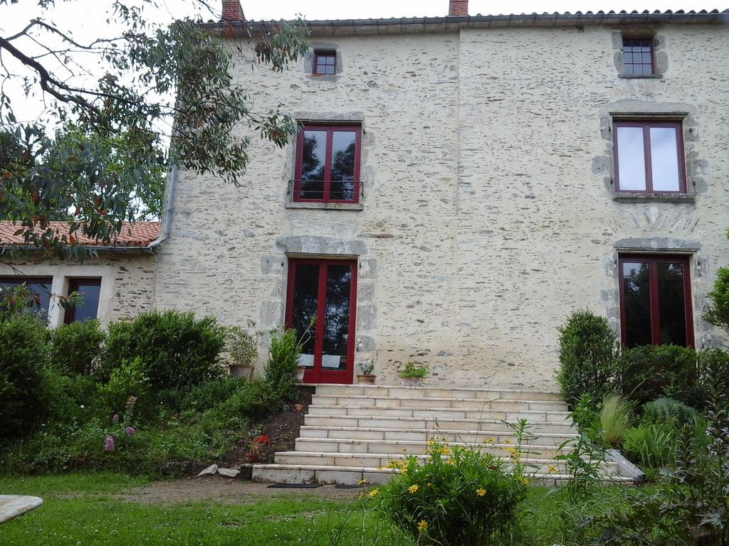 La Tour Des Laudes Bed and Breakfast Breuil-Barret Buitenkant foto