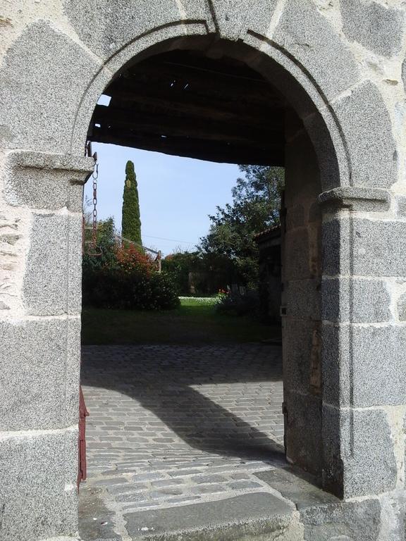 La Tour Des Laudes Bed and Breakfast Breuil-Barret Buitenkant foto