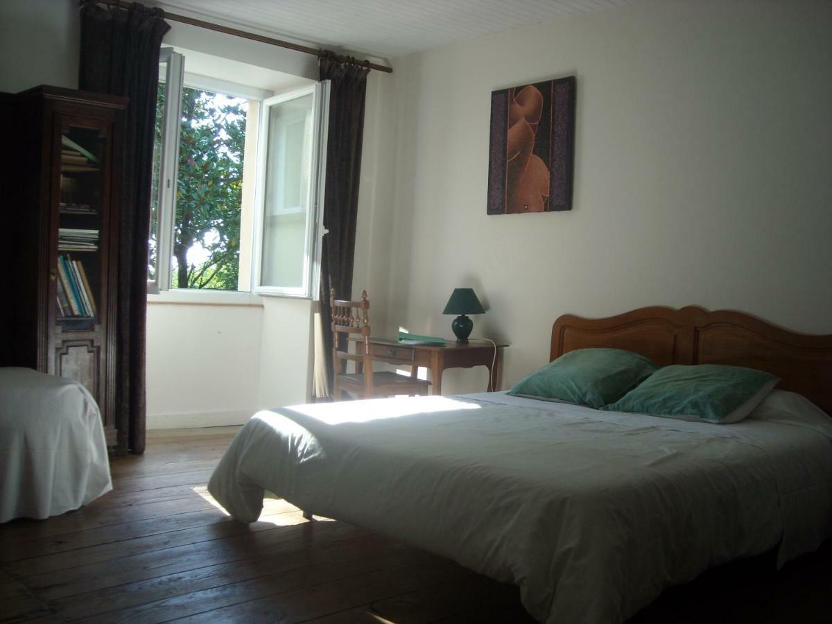 La Tour Des Laudes Bed and Breakfast Breuil-Barret Buitenkant foto